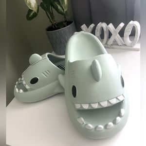 NWT - 8.5/9.5w - Shark Cloud Foam Slides / Pillow Slippers - Mint Green